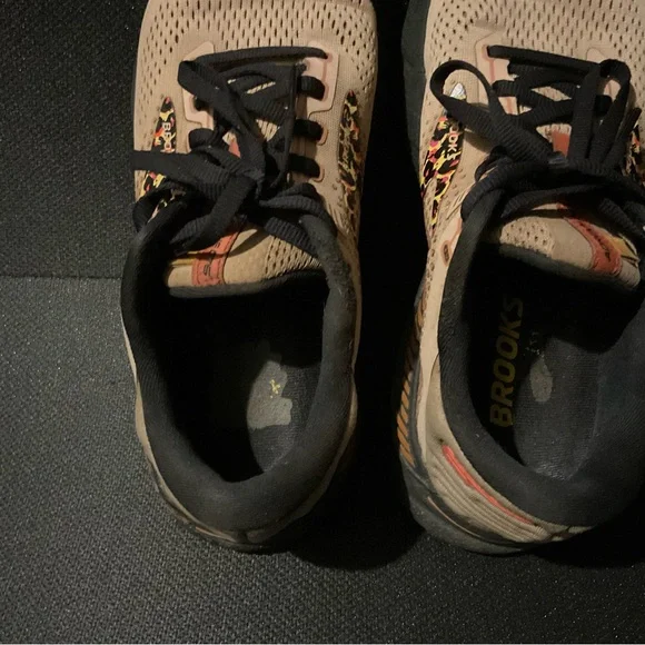 Brooks Tan and Black Running Shoes with Leopard Detail women’s size 9 - Picture 7 of 10